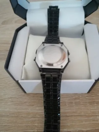 Reloj Digital Negro y Plateado