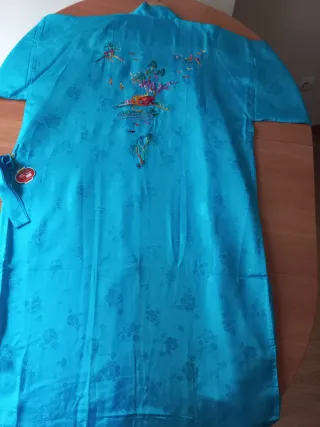 Bata Kimono de color azul, motivos bordados a mano
