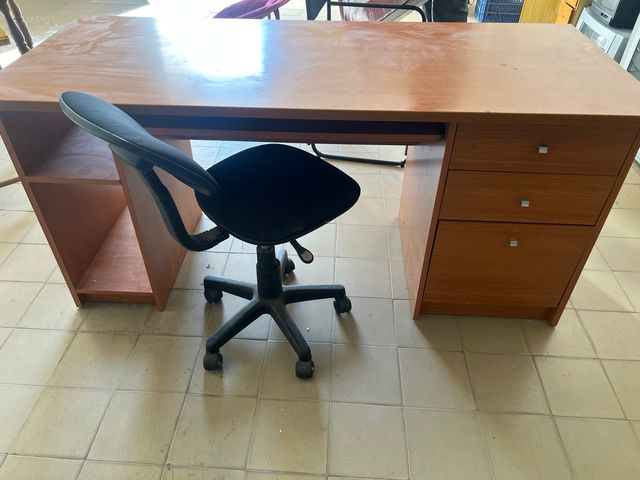 Escritorio de oficina madera con cajones y silla