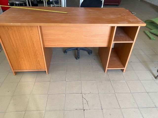 Escritorio de oficina madera con cajones y silla