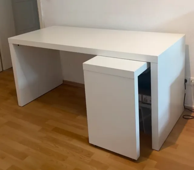 Mesa de escritorio blanca de madera
