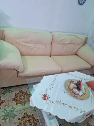 Sofá de 2 plazas color crema