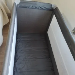 Cuna de viaje con colchón.