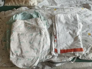 Cuna de viaje con colchón.