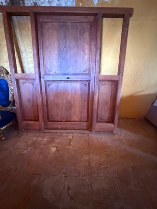 Puerta de madera con marcos