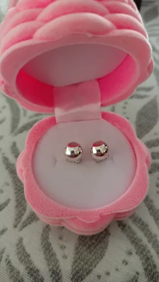Cajita rosa y pendientes bolas plata