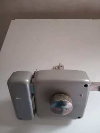 Cerradura de seguridad plateada