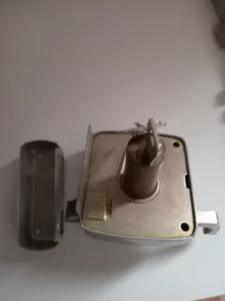 Cerradura de seguridad plateada