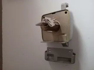 Cerradura de seguridad plateada