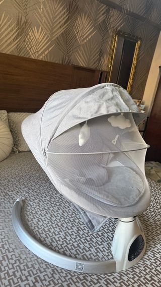 Hamaca bebé gris con dosel y juguetes