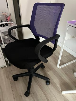Silla de escritorio negra y morada