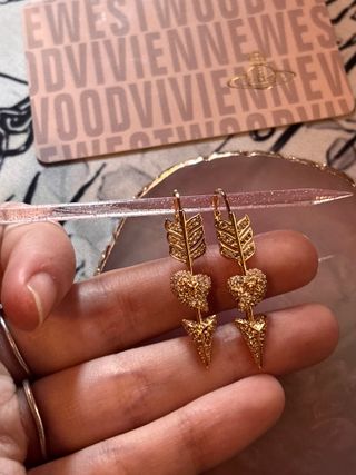 Pendientes dorados diseño Flecha y Corazón