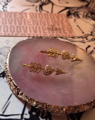 Pendientes dorados diseño Flecha y Corazón