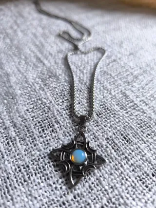 Collar Nudo de Bruja – Cuatro Medias Lunas