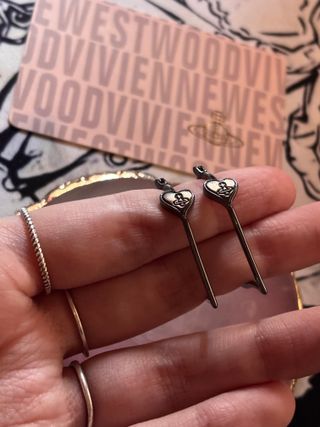 Pendientes negros estilo aros diseño Corazón