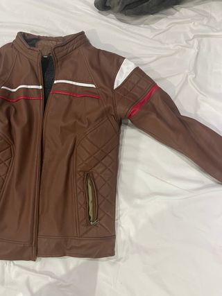 Chaqueta de cuerina Marrón con detalles Rojos