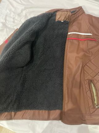 Chaqueta de cuerina Marrón con detalles Rojos
