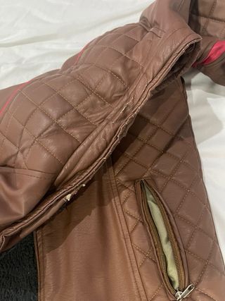 Chaqueta de cuerina Marrón con detalles Rojos