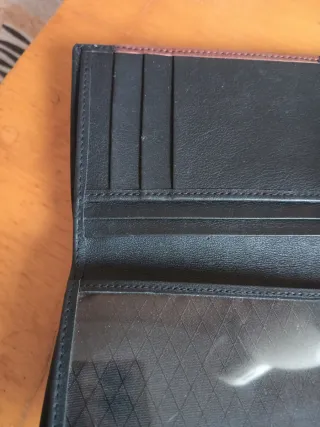 Cartera de piel roja y negra