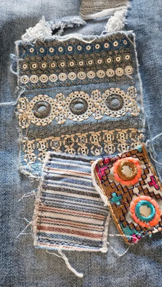 Pantalón vaquero desgastado con parches