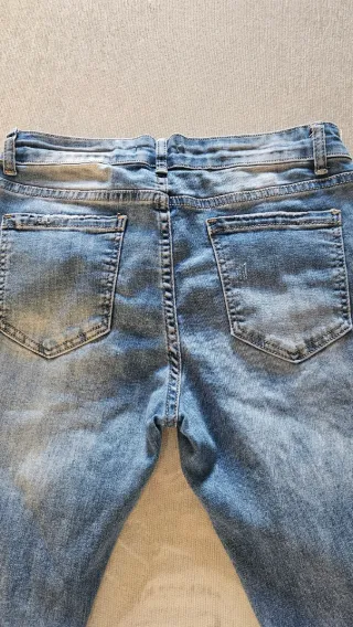 Pantalón vaquero desgastado con parches