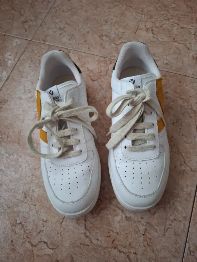 Zapatillas Victoria Blancas y Amarillas