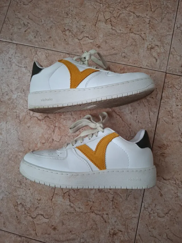 Zapatillas Victoria Blancas y Amarillas