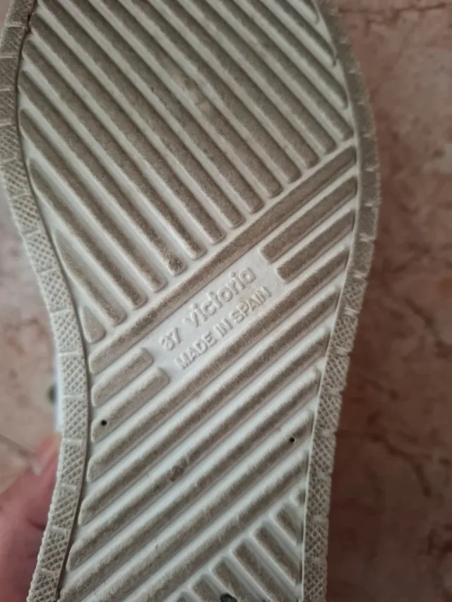 Zapatillas Victoria Blancas y Amarillas