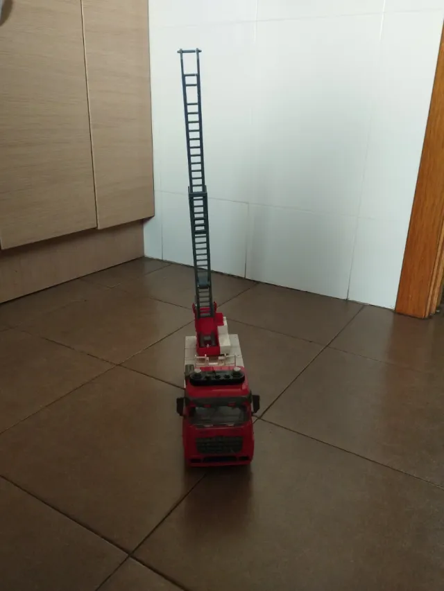 Camión de bomberos de juguete con escalera