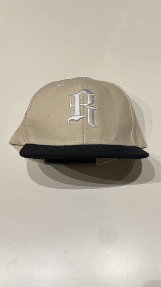Cappello beige e nero con lettera R