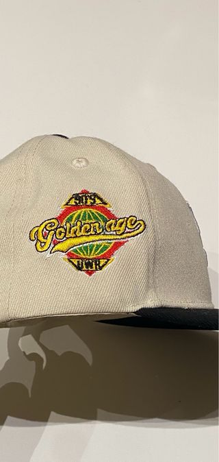 Cappello beige e nero con lettera R