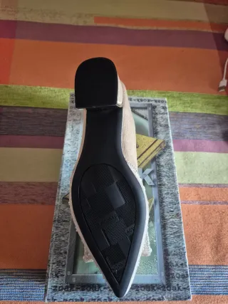 Zapatos de fiesta dorados y beige sin estrenar.