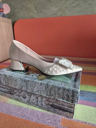 Zapatos de fiesta dorados y beige sin estrenar.