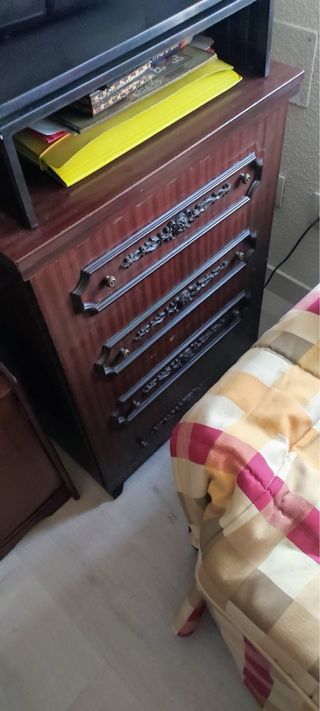 Máquina de coser antigua con mueble.