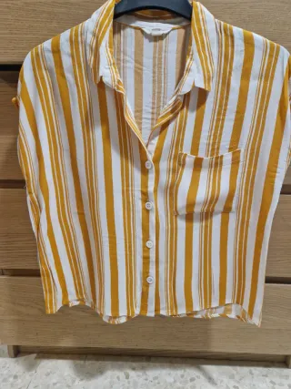Camisa de rayas blanca y amarilla