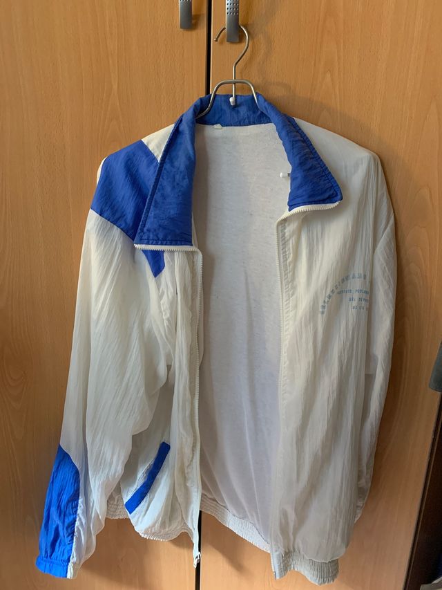 Chaqueta deportiva blanca y azul