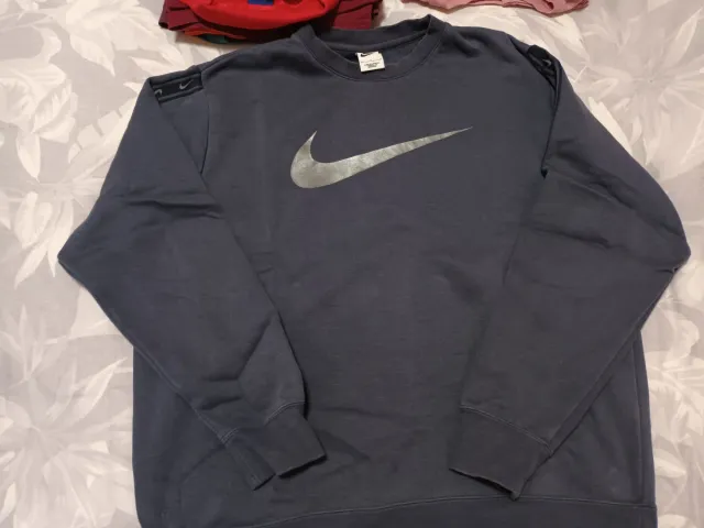 Sudadera Nike Gris con Logo Plateado