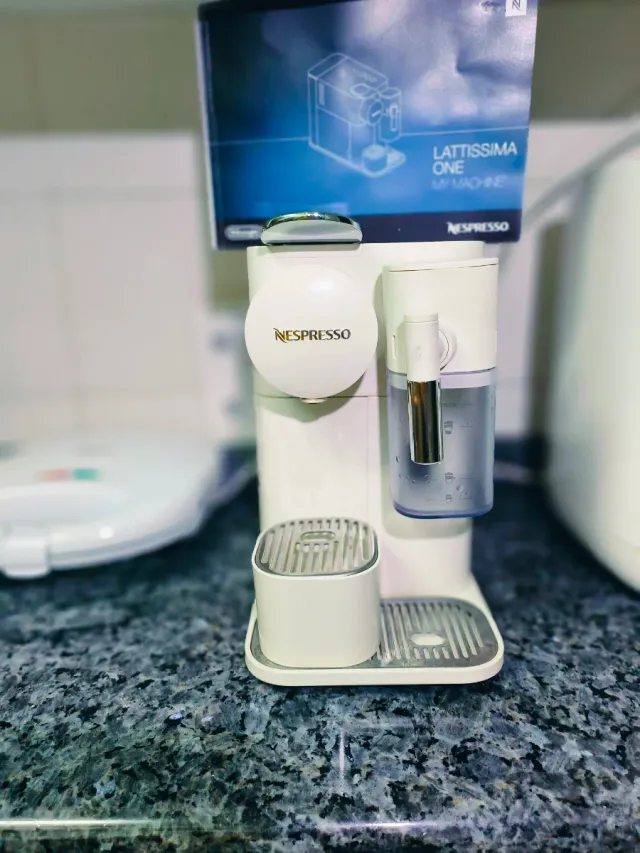 Cafetera Nespresso Lattissima One Blanca