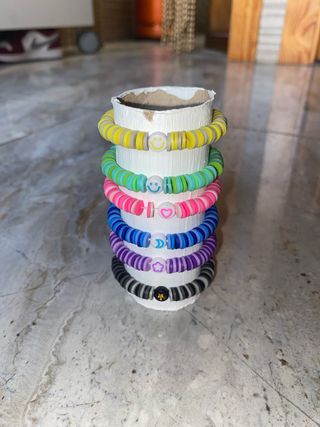 Pulseras hechas a mano muy bonitas. 2 € la unidad.