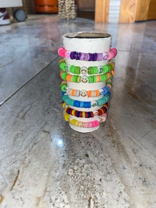 Pulseras hechas a mano muy bonitas. 2 € la unidad.
