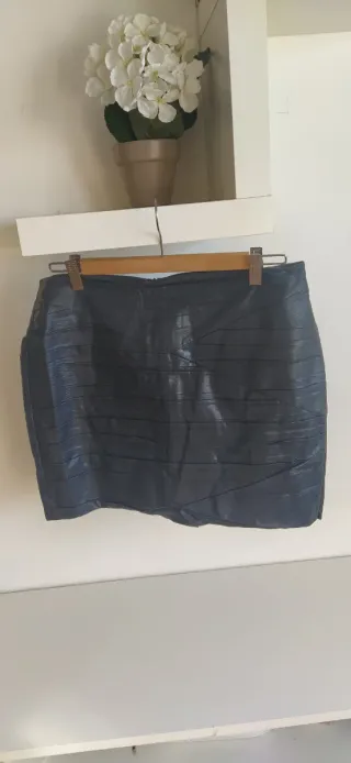 Falda Zara efecto piel Talla L Negra
