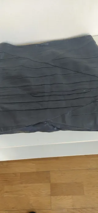 Falda Zara efecto piel Talla L Negra