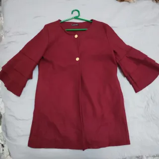 Soprabito rosso con maniche a balze con tasche