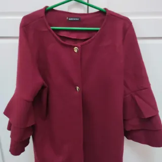 Soprabito rosso con maniche a balze con tasche