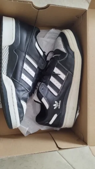 Zapatillas Adida Negras y Blancas originales