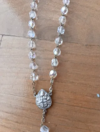 Rosario antiguo plateado y blanco,