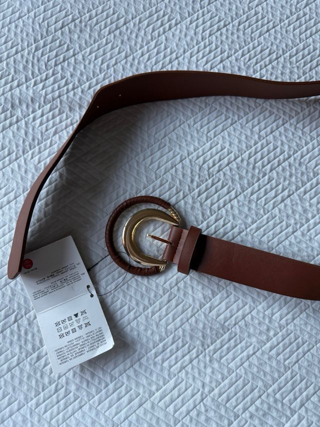 Cinturón marrón con hebilla dorada