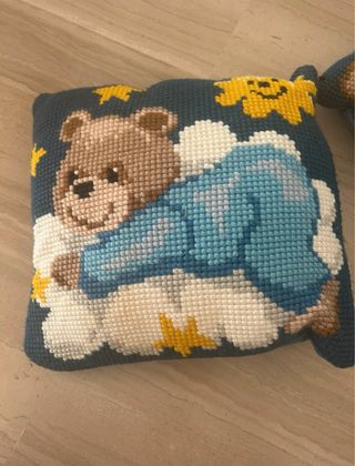 Cuscino decorativo orsetto ricamato