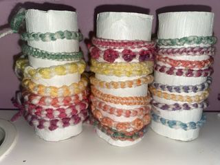 Pulseras hechas a mano, ajustables, 2€ la unidad.