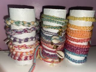 Pulseras hechas a mano, ajustables, 2€ la unidad.